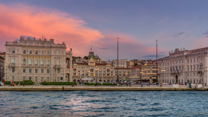 Le Rive di Trieste con Piazza Unità d'Italia al tramonto